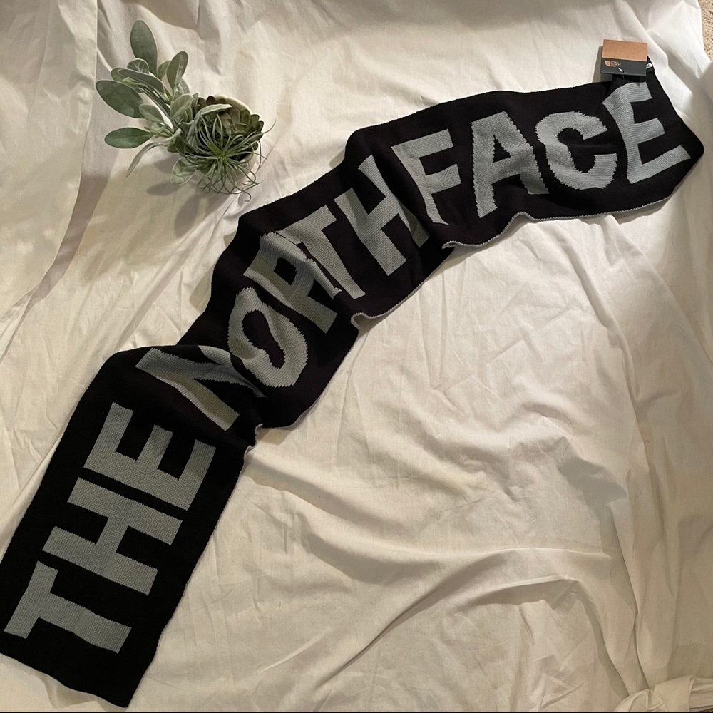 North Face NWT logo scarf